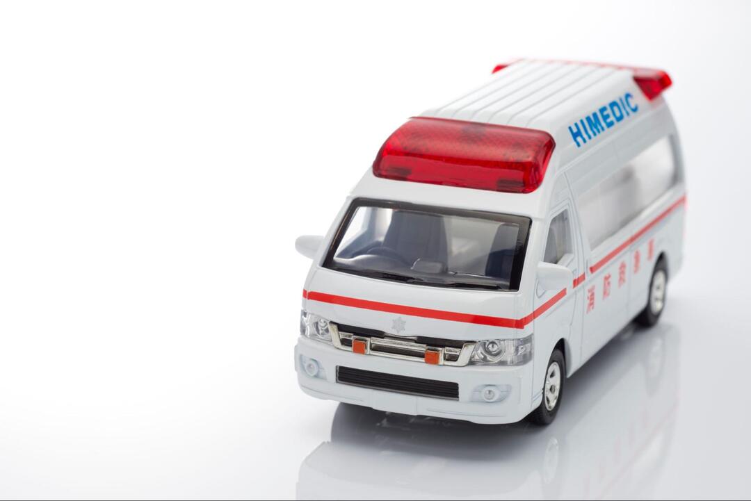 斜め前を向いて置かれた救急車のミニチュア模型