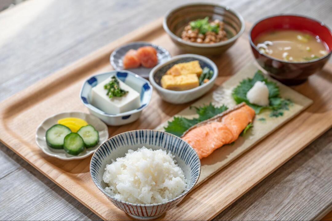 木製のトレイに載せられたバランスの良い和食の定食