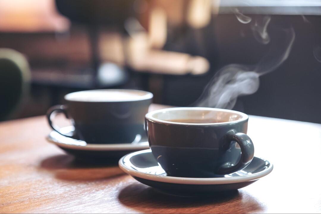 テーブルの上に並ぶ2つのコーヒーカップ